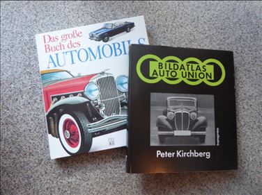 Abbildung: 2 historische Bücher zu Automobilen