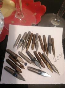 Abbildung:  20 Schreibfedern Kunstschriftfedern DDR Ära 